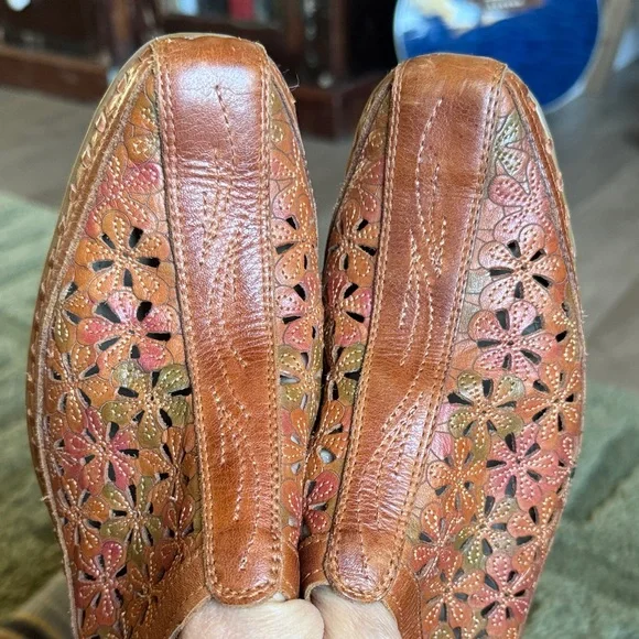 PIKOLINOS Women's Floral Cutout Leather Loafers - Tan - Picture 6 of 9